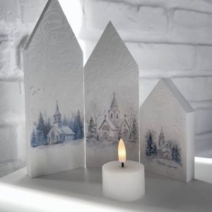 Decor de iarna din lemn cu bisericute si lumanare